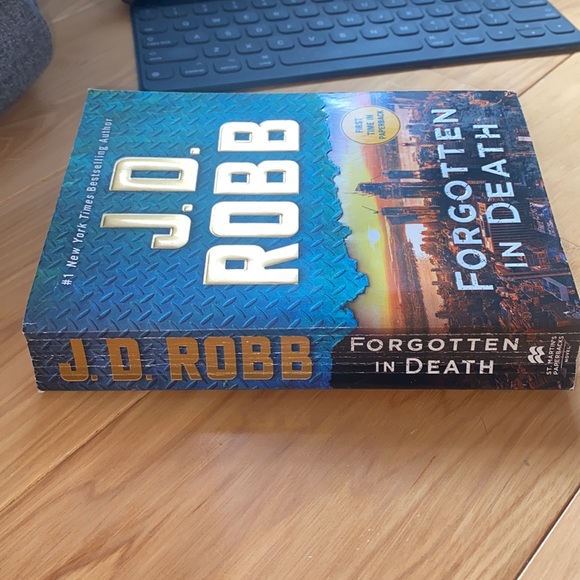 J.D. ROBB, forgotten in death book - Picture 3 of 3